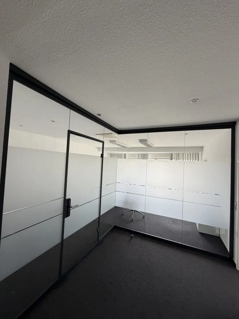 Büro-Glaswand – Milchglasfolie