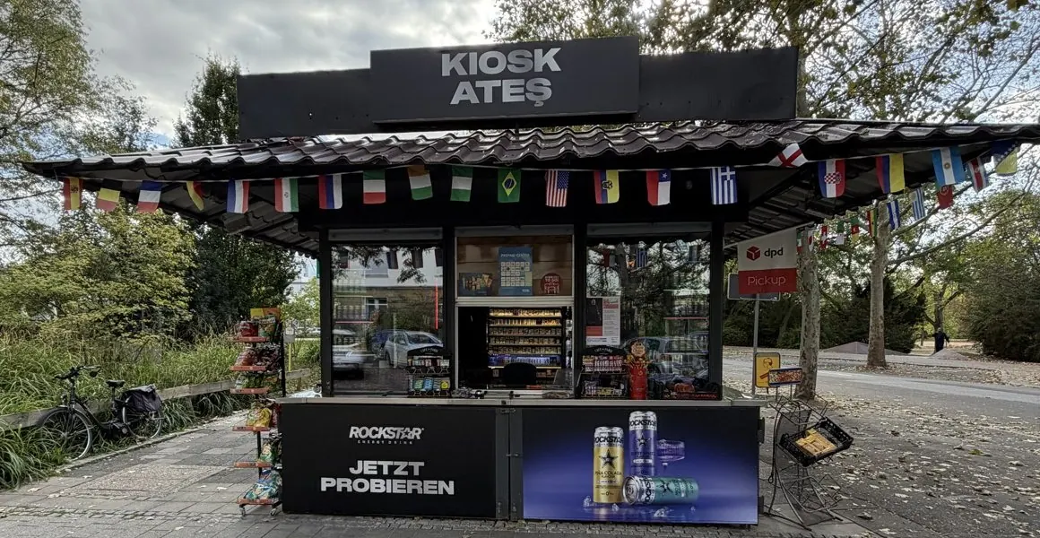 Kiosk mit Beschriftung