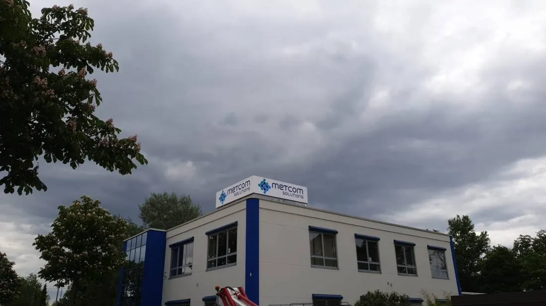 Metcom Solutions – Gebäudebeschriftung